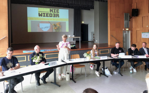 Während der Pressekonferenz stehen Vertreter der an der Allianz NIE WIEDER beteiligten Bündnisse Rede und Antwort. 